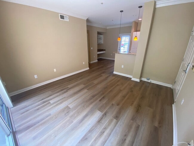 Building Photo - r0299