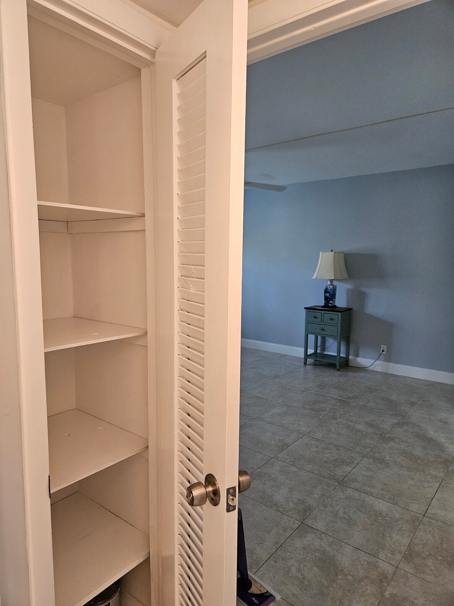 linen closet - 669 W Oakland Park Blvd