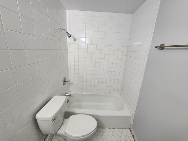 Building Photo - Charming 1 bedroom 1 bath apartment for re...