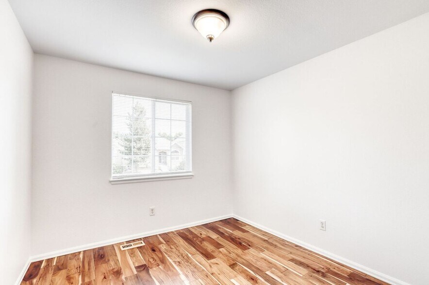 Building Photo - 1633 Deerwood Dr
