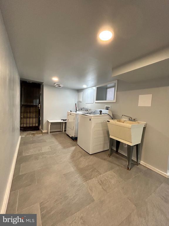 Building Photo - 306 Lindley Ave