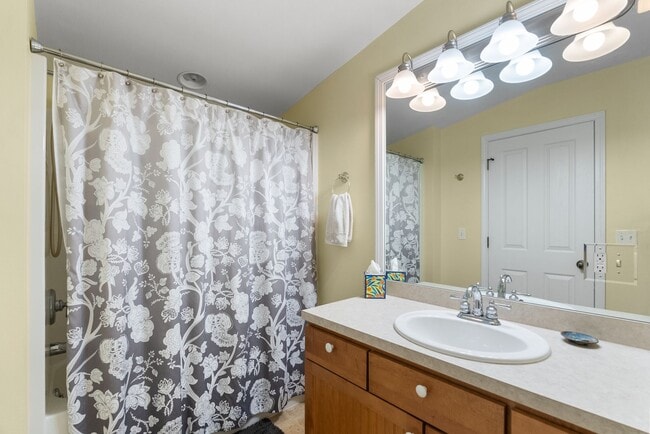 Building Photo - Reese's Retreat!!  2 BR + Den/2.5 BA White...