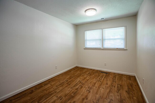 Building Photo - 2031 College View Rd