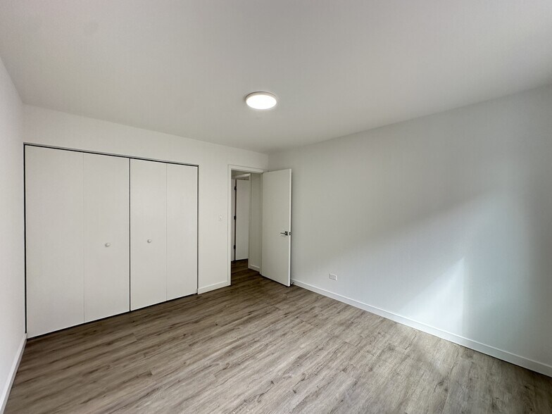 Building Photo - 7621 N Sheridan Rd