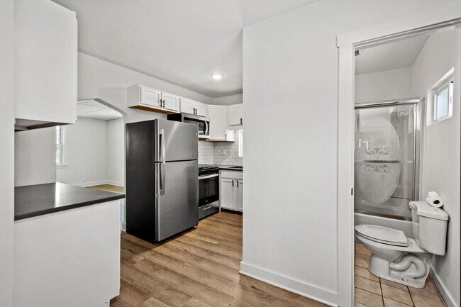 Building Photo - COZY 2 BEDROOM GEM IN THE MONROEVILLE NEIG...