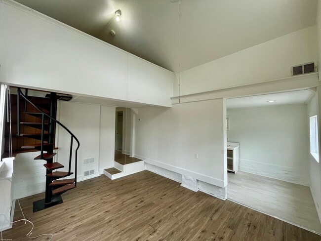 Building Photo - 4 Elm Ave