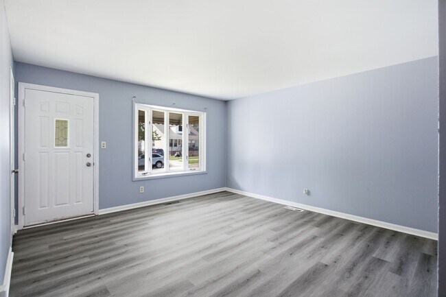 Building Photo - SPECTACULAR 3 BED/1 BATH IN LOVELY LINCOLN PARK! APPLY NOW!