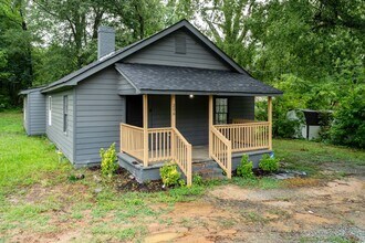 Building Photo - Three Bedroom Home