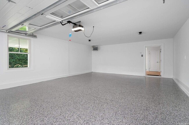 Building Photo - 40 Hewlett Ln