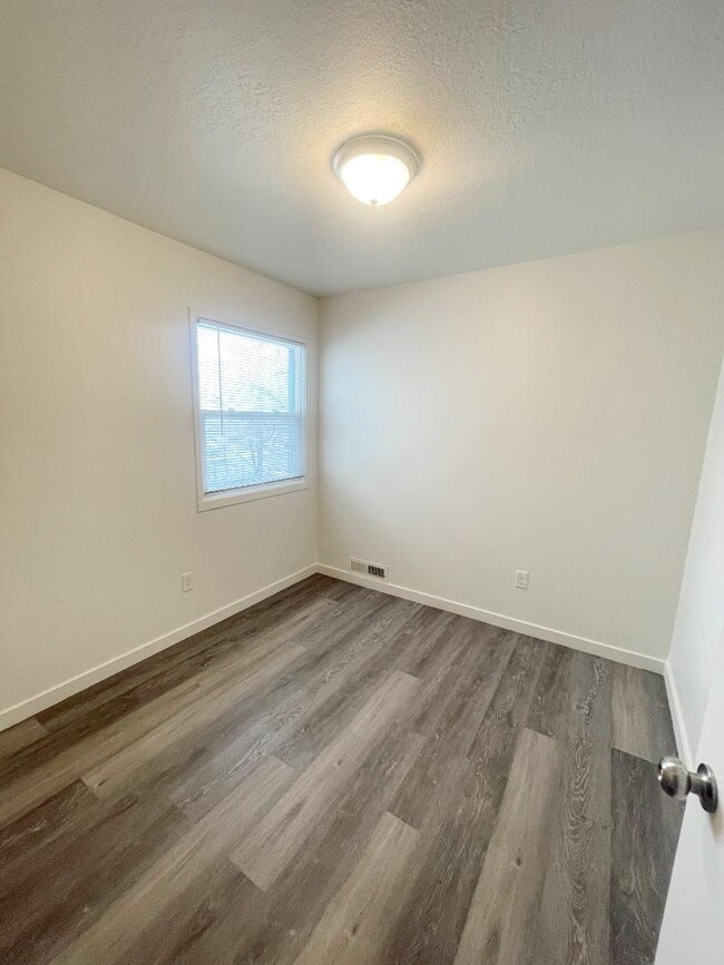 Building Photo - 2 Bed, 1 Bath in Ogden's Business Depot Corridor — Available Now
