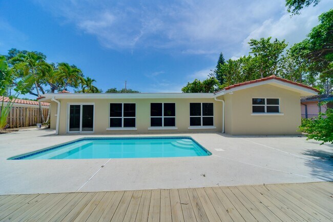 Building Photo - 709 W Royal Palm Rd