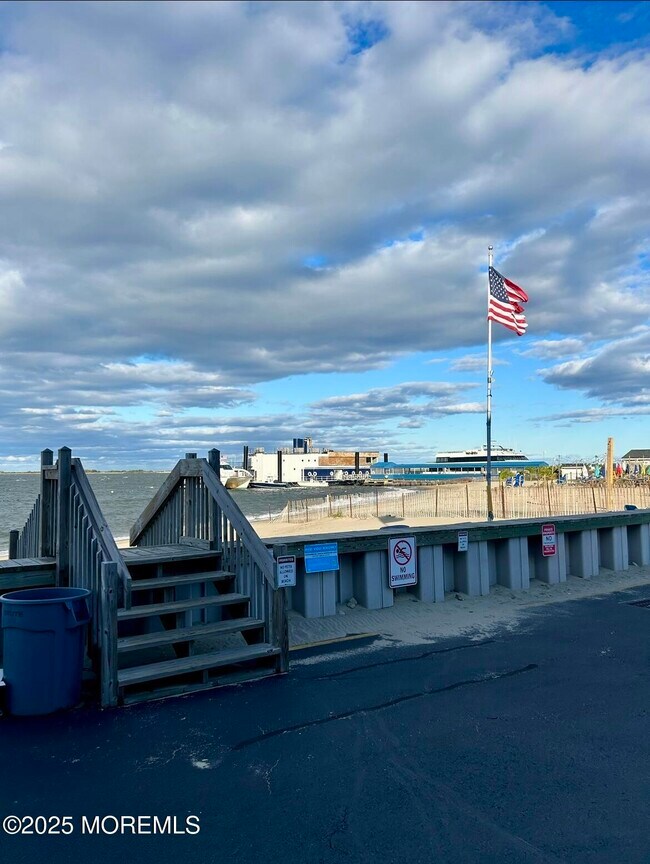 Building Photo - 330 Shore Dr