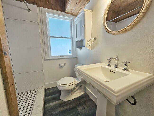Building Photo - St. Petersburg Pool Home - 3 Bedroom 2 Bath