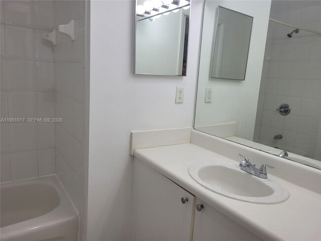 Building Photo - 7910 N Nob Hill Rd