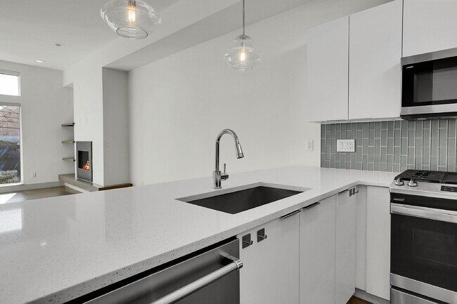 Building Photo - $3,200.00 - 2 Bedrooms, 2.2 Bathrooms, Tow...