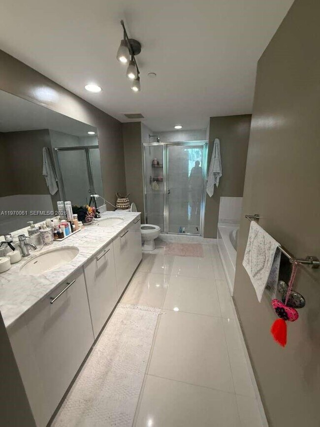 Building Photo - 950 Brickell Bay Dr