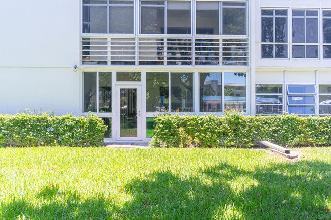 Building Photo - 3002 Portofino Isle