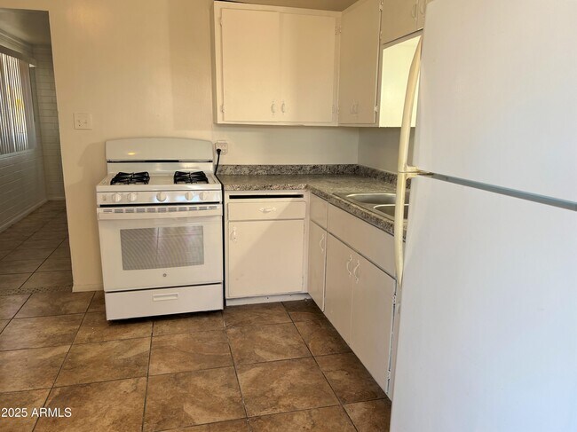 Building Photo - 636 S Olive