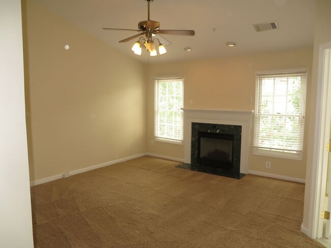 Building Photo - Beautiful 3-level colonial-style town home...