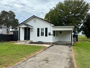 Building Photo - **1/2 OFF 1st Month Rent- 2 bedroom 1 bath...