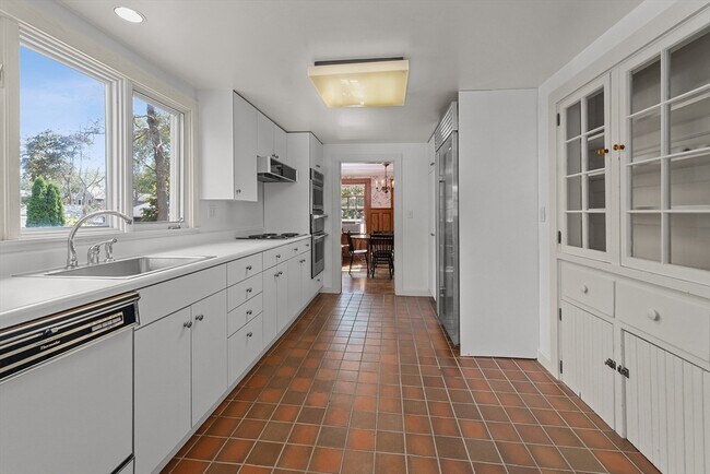 Building Photo - 84 Mt Pleasant Ave