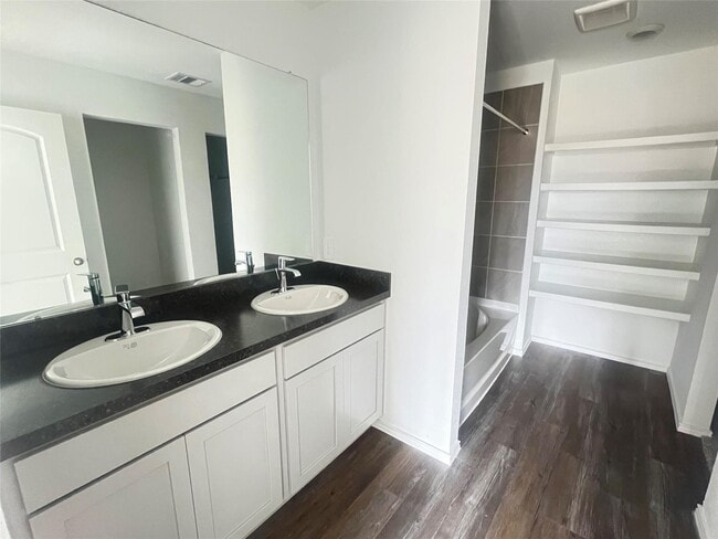 Building Photo - 5930 Cypress Hts Dr