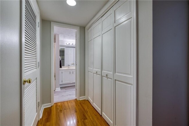 Building Photo - 1445 Oakridge Cir
