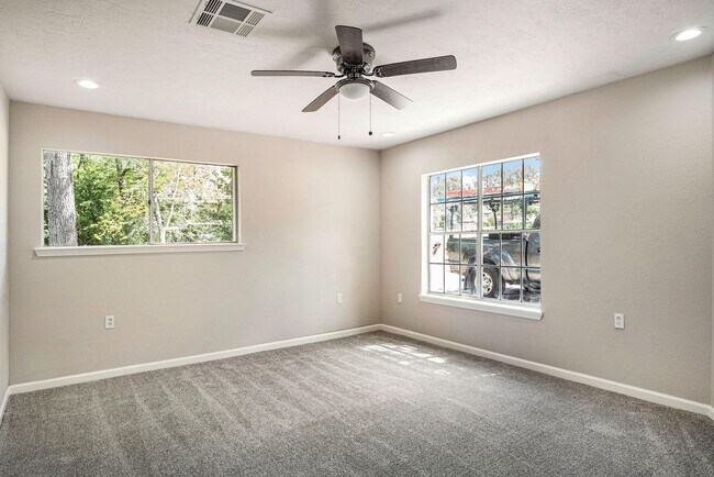 Building Photo - Updated 4 bedroom, 3 bath, single story ho...