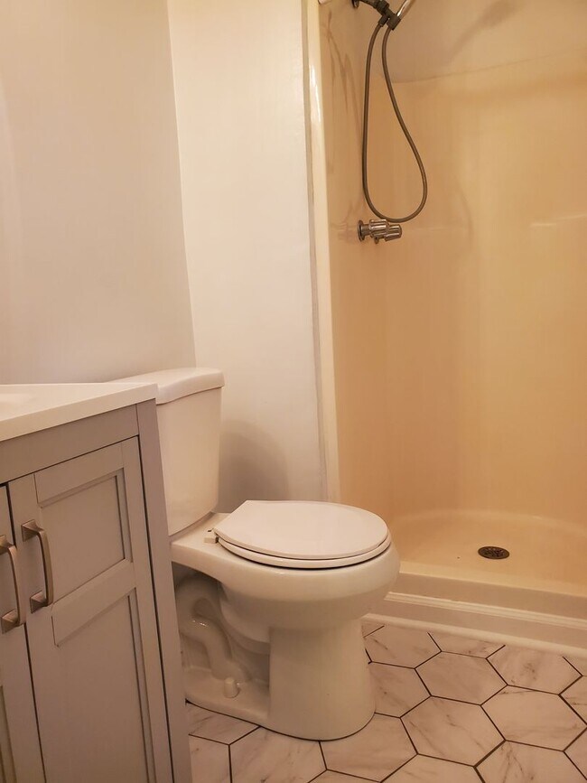 Building Photo - Cute 3 bedroom, 2 bath home located off of...