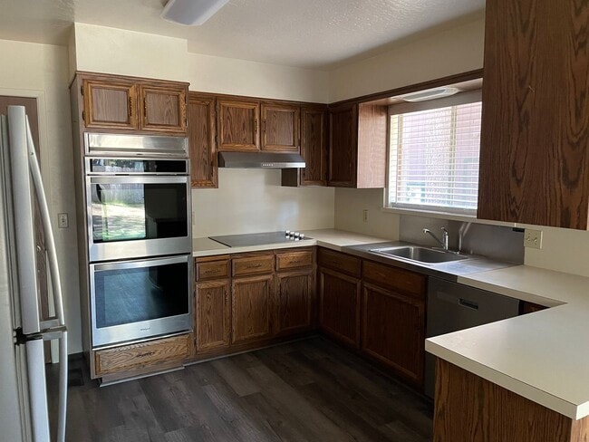 Building Photo - Great Location - Al Tahoe Home with Upgrades