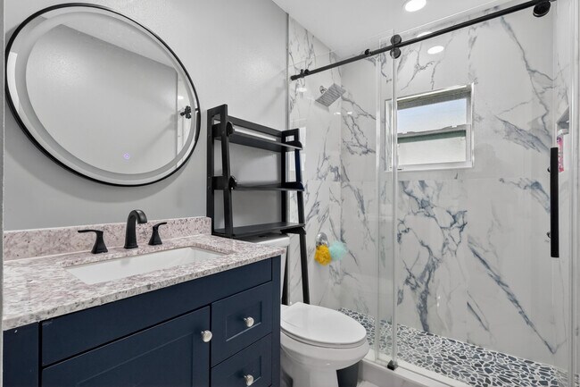 Building Photo - 1121 SW Ivanhoe St