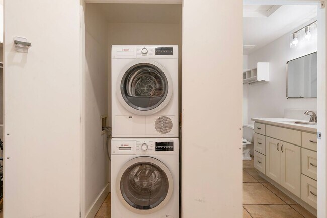 Building Photo - North Park Lofts - Historic Pearl District Warehouse Studio w/parking/most utilities/private balc...