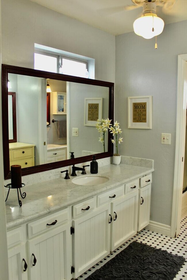 Building Photo - 2041 E Gary Cir