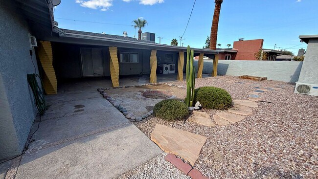 Building Photo - 812 Bracken Ave