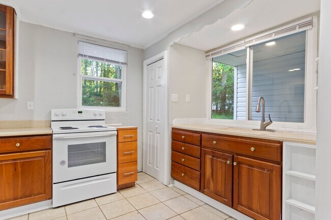 Building Photo - Rare 1 Bedroom Apartment in Williamsburg, VA | Pet-Friendly Rental