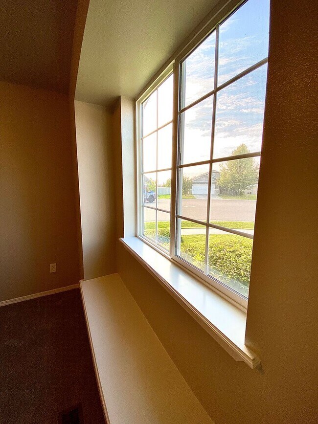 Building Photo - 4 Bedroom + Bonus with 2 baths available 8/22