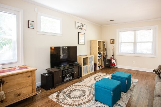 Building Photo - Cute and Quiet West Side Duplex!