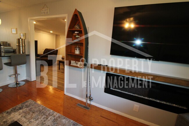 Building Photo - 12 Lakehaven Dr