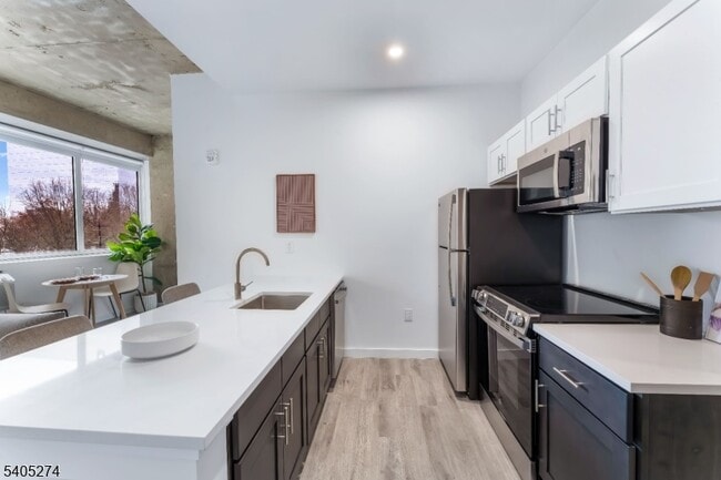 Building Photo - 10 Commerce Ct