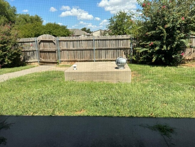 Building Photo - 3 bed 2 bath, storm shelter and  all wood floors in Moore Schools