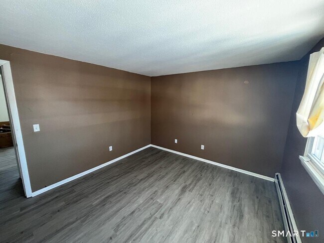 Building Photo - 633 Center St