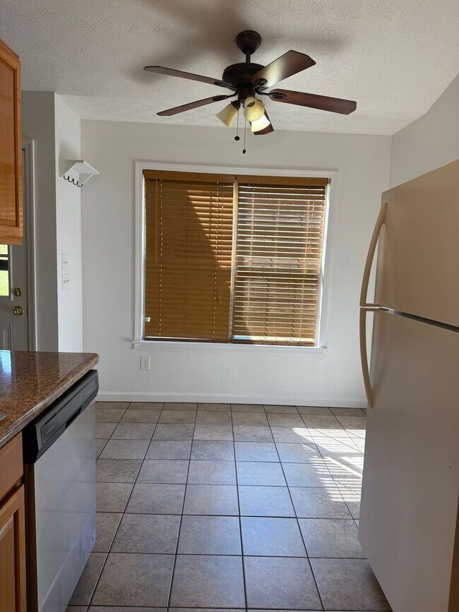 Building Photo - 3 Bedroom 2 Bathroom Ranch Home