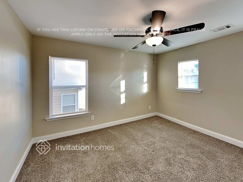 Building Photo - 380 Roseglen Dr NW