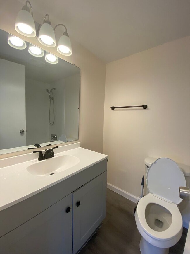 Building Photo - NEWLY RENOVATED 2 BED 2 BATH CONDO NEAR UC...
