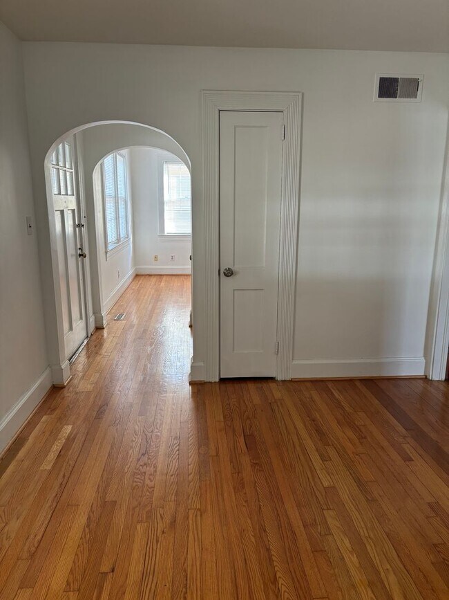 Building Photo - 908 Edwards Ave