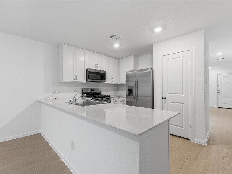 Light and bright kitchen with pantry and plenty of cabinet space - 25409 Carnation Ct
