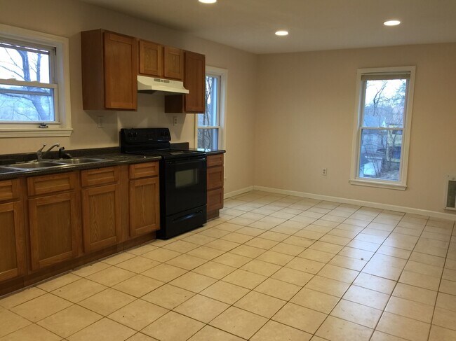 Building Photo - 108 Tower St