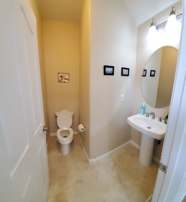 Building Photo - Wonderful 5bd / 3.5ba with 2 master suites