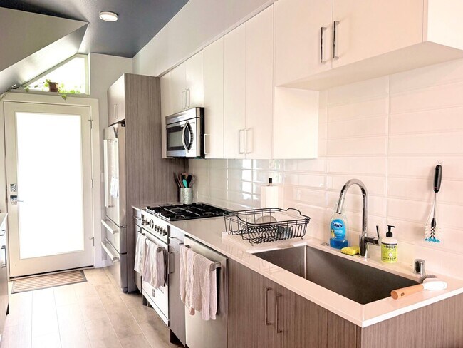 Building Photo - Modern & Spacious 3-Story Home in Seattle