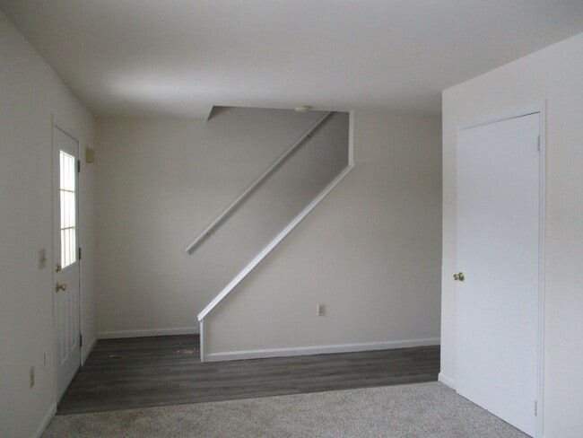 Building Photo - 3 Bedroom Townhouse to call home!